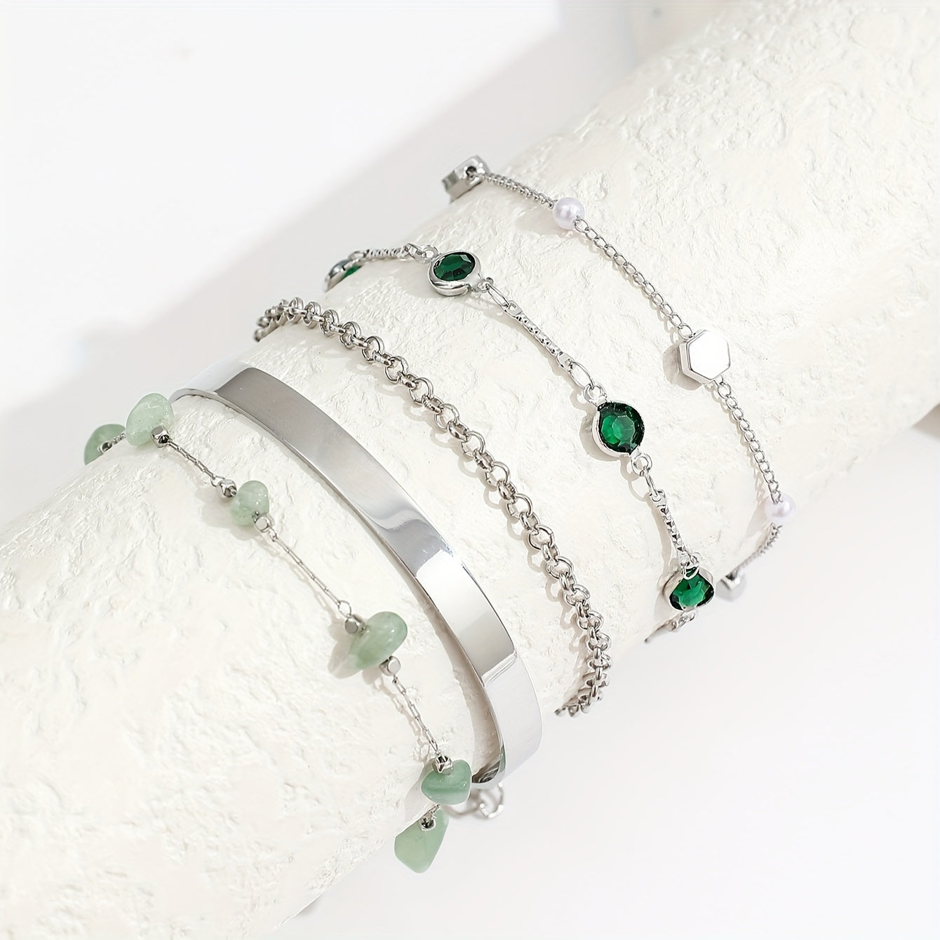 Aethique™ Set de 5 Pulseras Bohemias con Piedras Verdes y Detalles Vintage