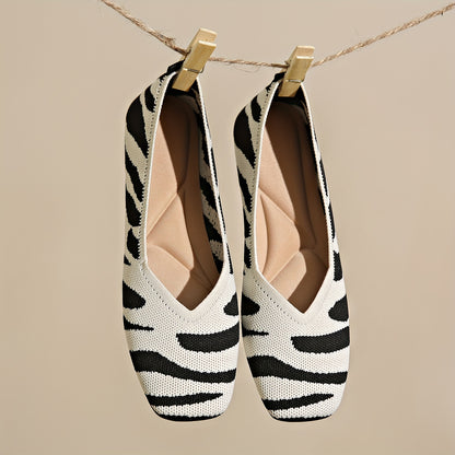 Ivara™ Flats Elegantes con Estampado Zebra y Punta Cuadrada