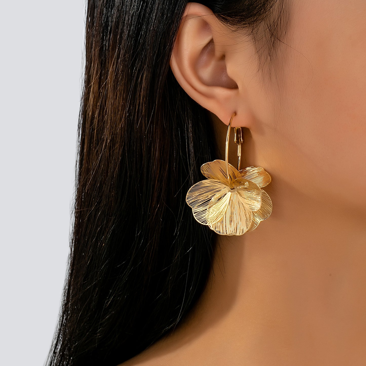 Selah™ Aretes Dorados de Doble Aro con Diseño Moderno