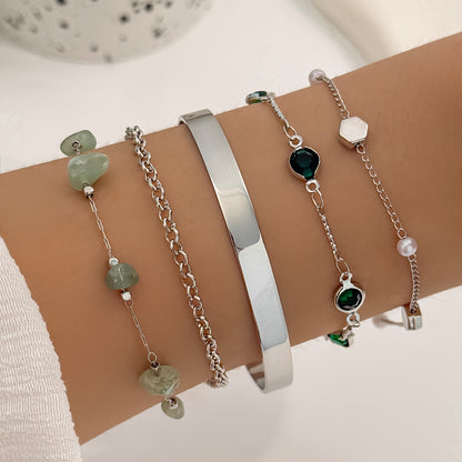 Aethique™ Set de 5 Pulseras Bohemias con Piedras Verdes y Detalles Vintage