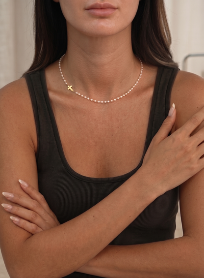 Marirae™ Collar con Cruz y Perlas