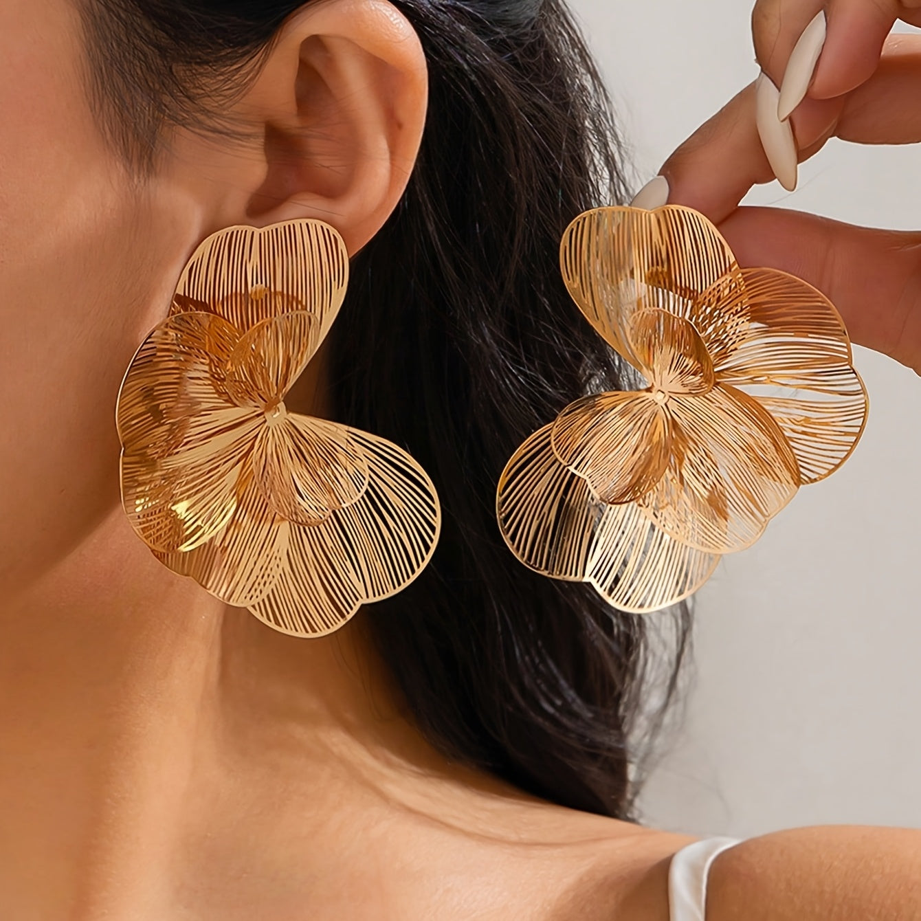 Selah™ Aretes Dorados de Doble Aro con Diseño Moderno
