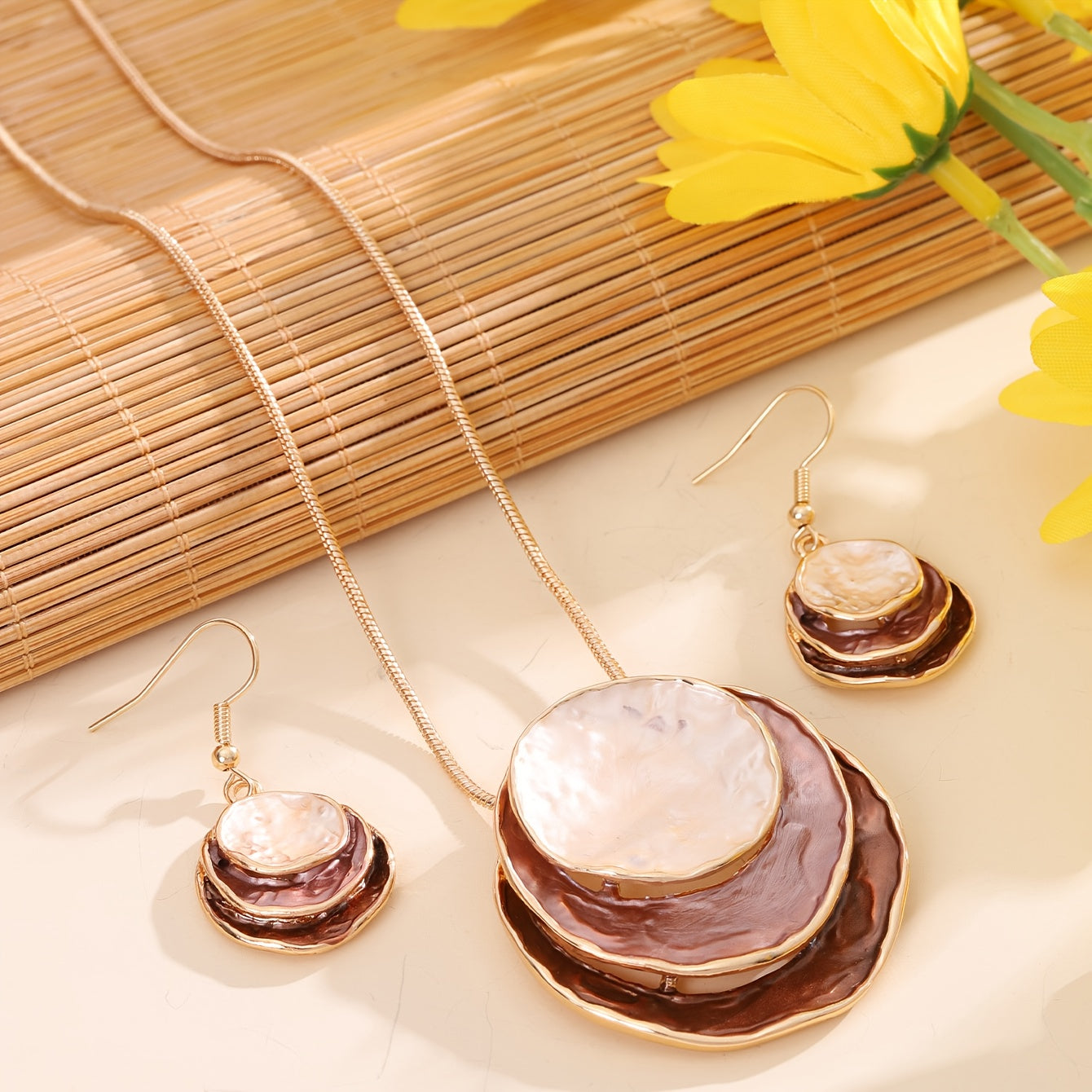 Vedae™ Aretes Elegantes de Flor con Acabado Dorado y Perla