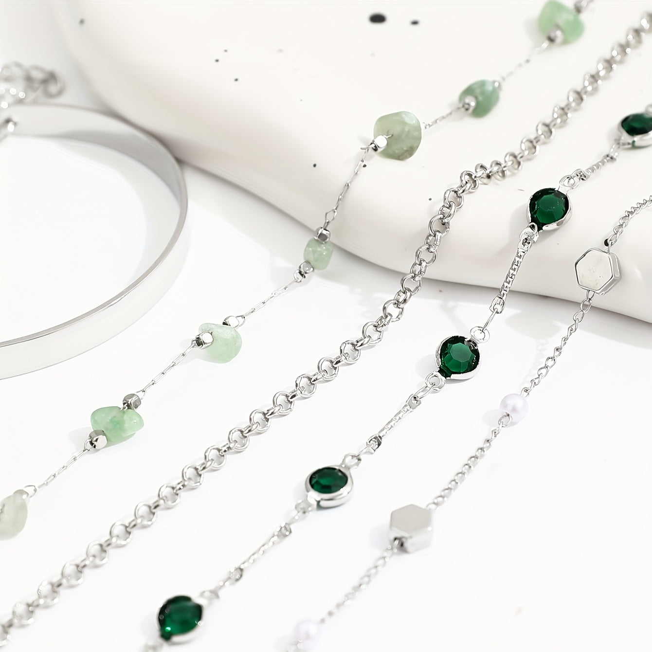 Aethique™ Set de 5 Pulseras Bohemias con Piedras Verdes y Detalles Vintage