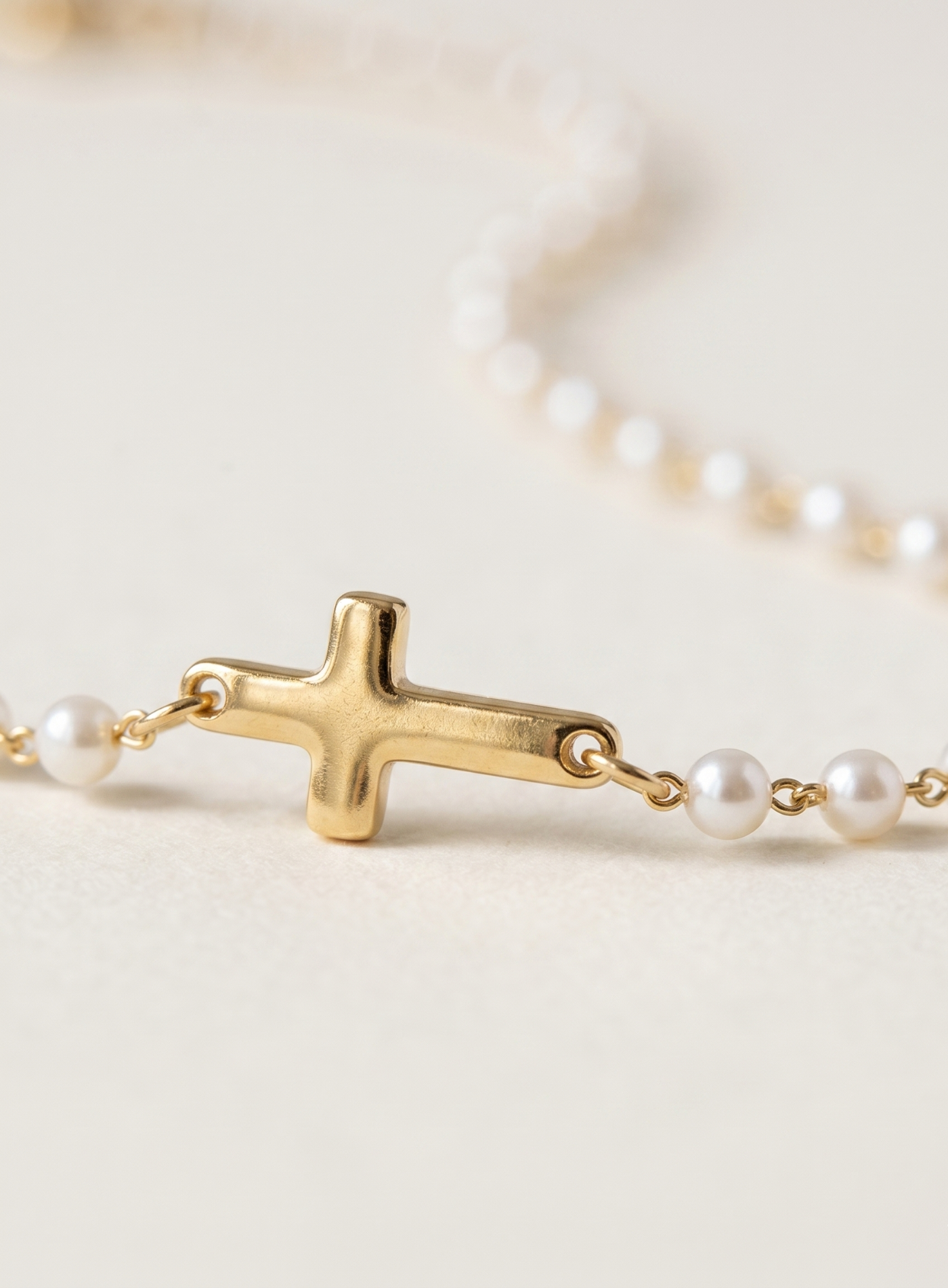 Marirae™ Collar con Cruz y Perlas