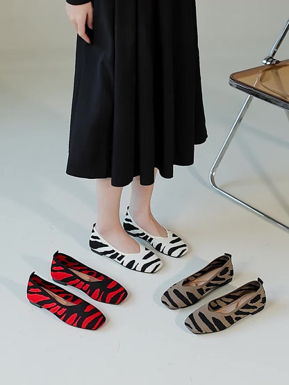 Ivara™ Flats Elegantes con Estampado Zebra y Punta Cuadrada