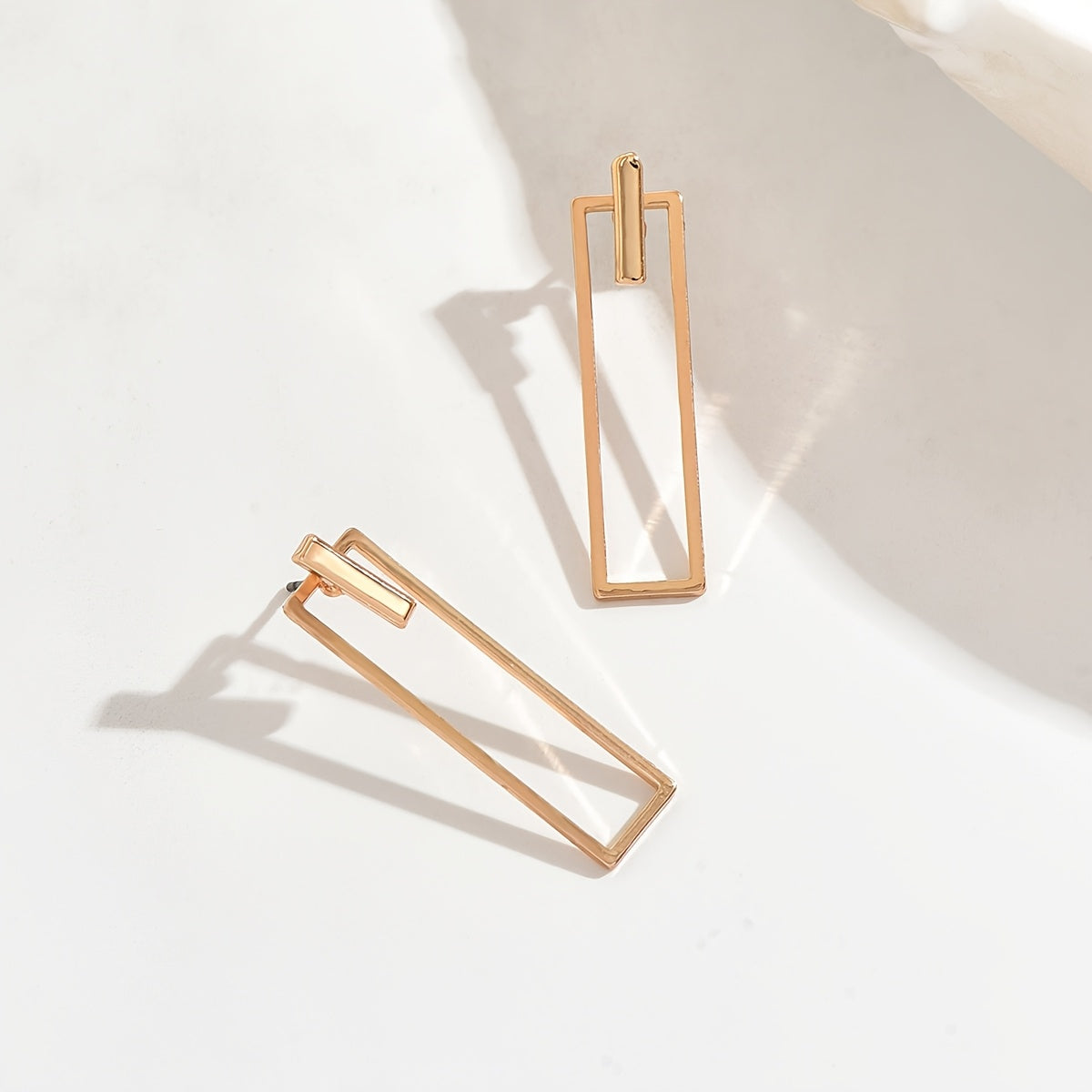 Quinleyra™ Aretes Geométricos Largos con Acabado Metálico Elegante