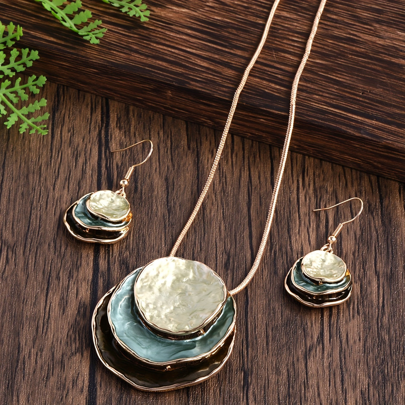 Vedae™ Aretes Elegantes de Flor con Acabado Dorado y Perla