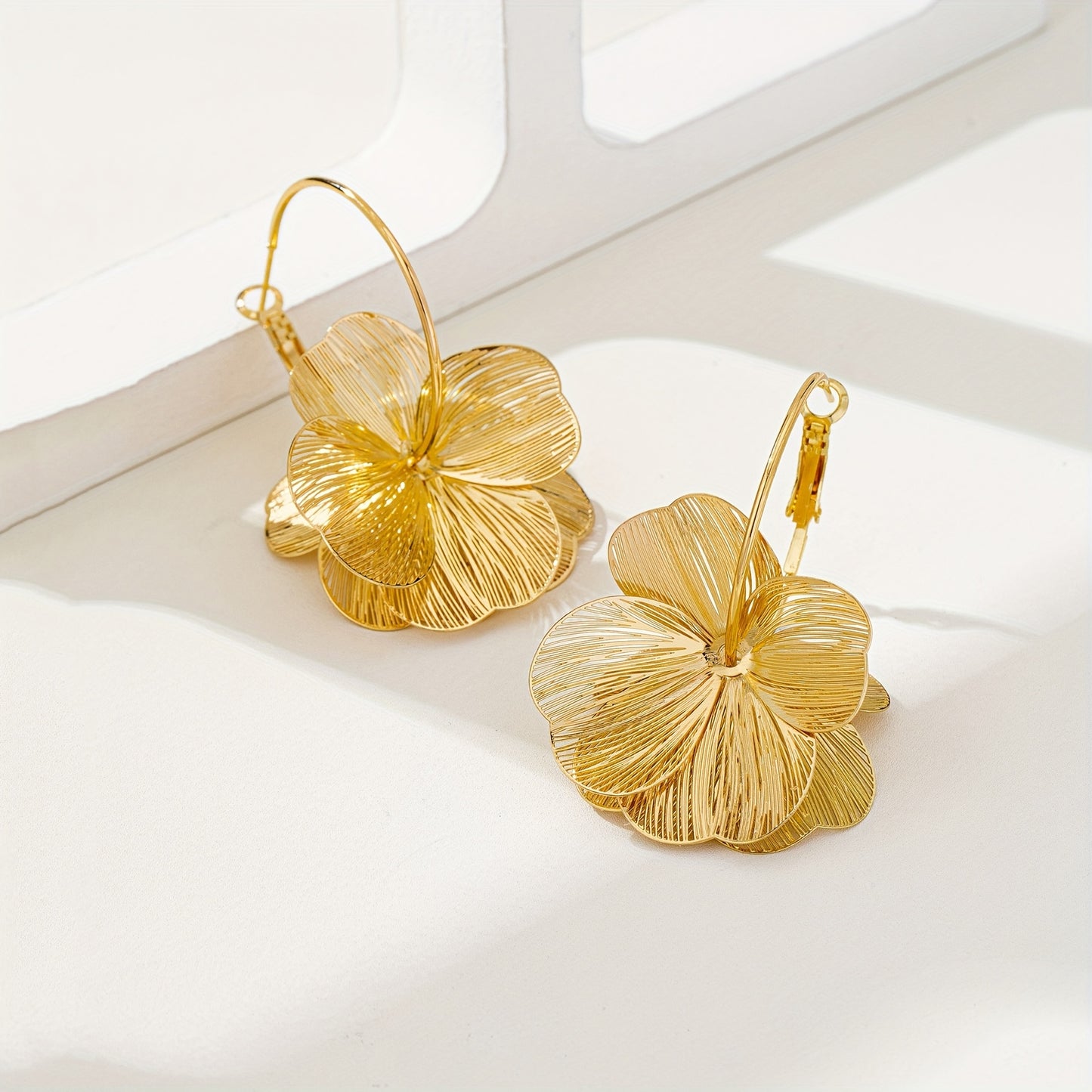 Selah™ Aretes Dorados de Doble Aro con Diseño Moderno