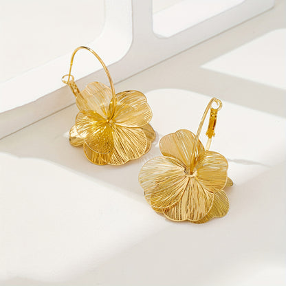 Selah™ Aretes Dorados de Doble Aro con Diseño Moderno