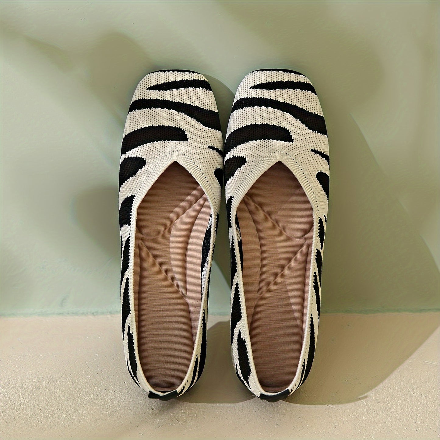 Ivara™ Flats Elegantes con Estampado Zebra y Punta Cuadrada