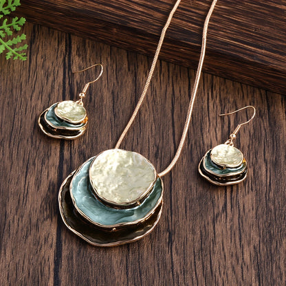 Vedae™ Aretes Elegantes de Flor con Acabado Dorado y Perla