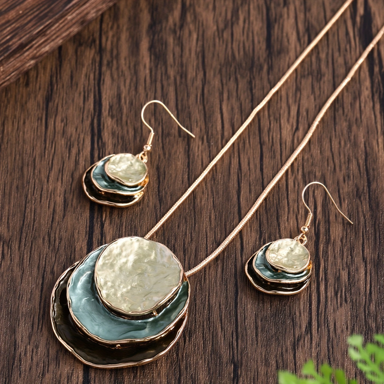 Vedae™ Aretes Elegantes de Flor con Acabado Dorado y Perla