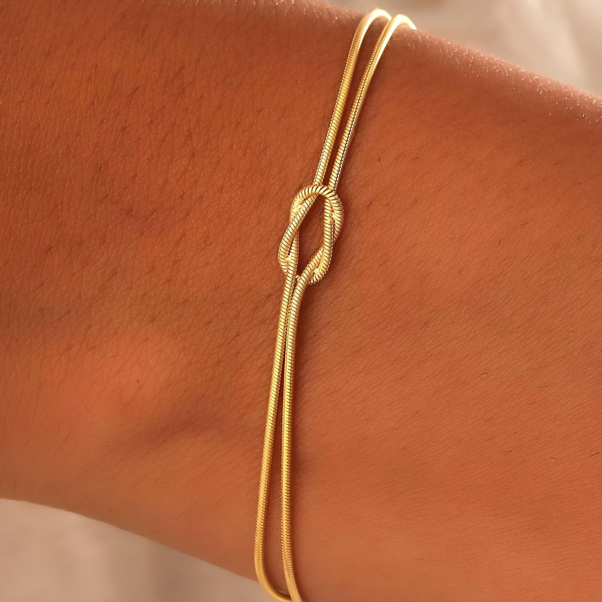 Coravanté™ Pulsera de nudo personalizada con toque elegante