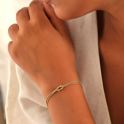 Coravanté™ Pulsera de nudo personalizada con toque elegante