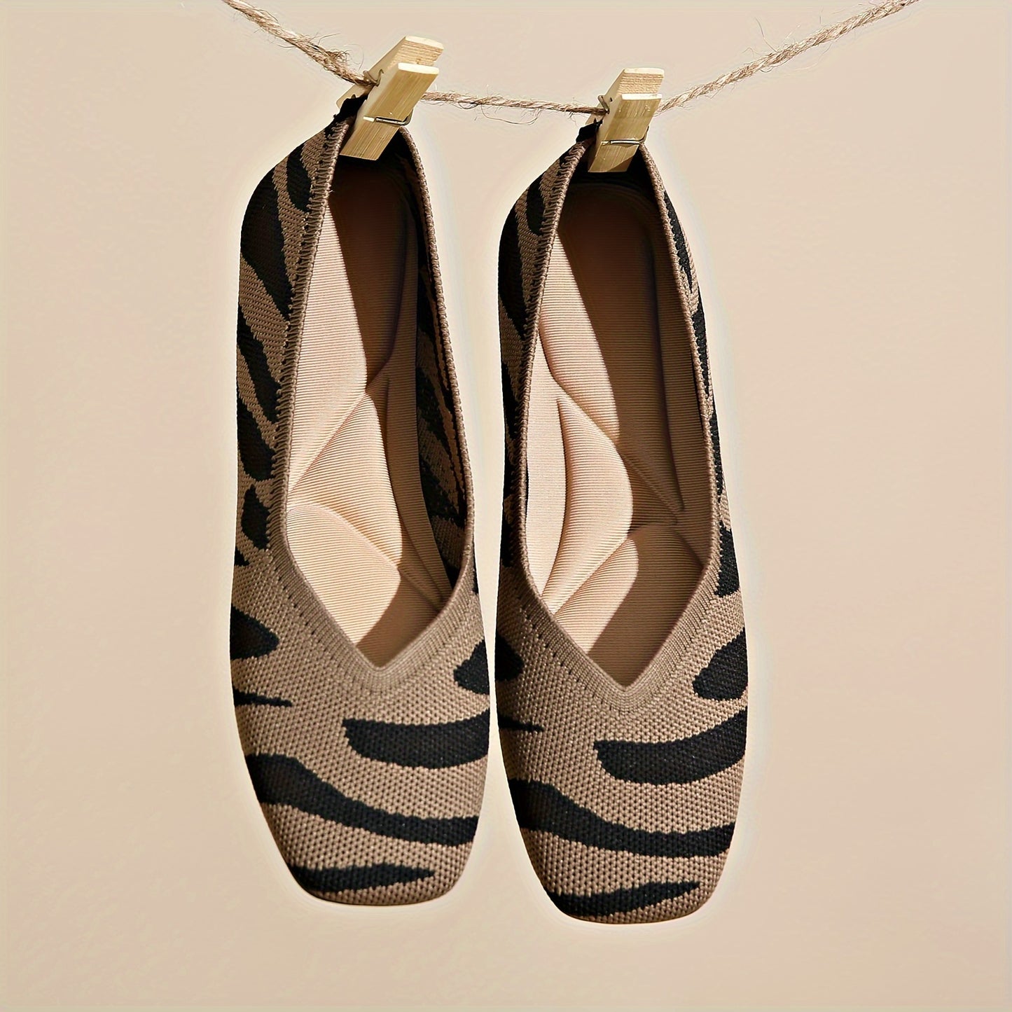 Ivara™ Flats Elegantes con Estampado Zebra y Punta Cuadrada