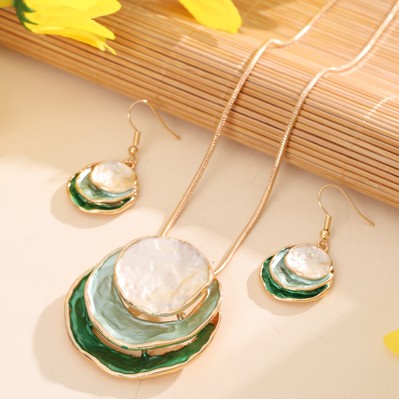 Vedae™ Aretes Elegantes de Flor con Acabado Dorado y Perla