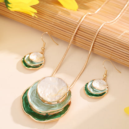 Vedae™ Aretes Elegantes de Flor con Acabado Dorado y Perla