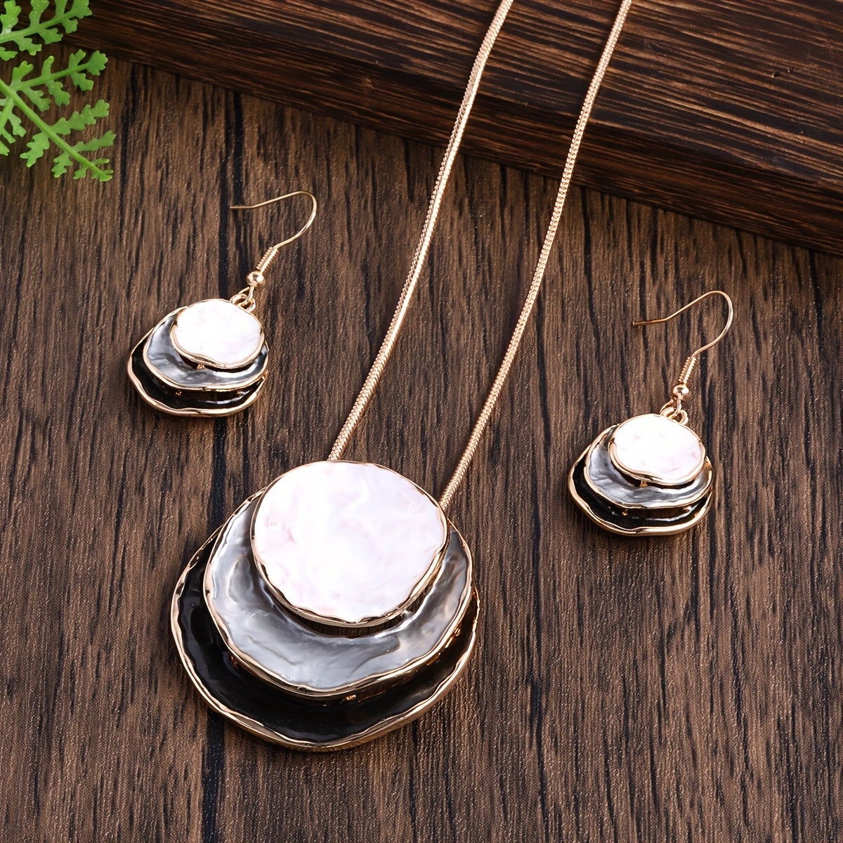 Vedae™ Aretes Elegantes de Flor con Acabado Dorado y Perla
