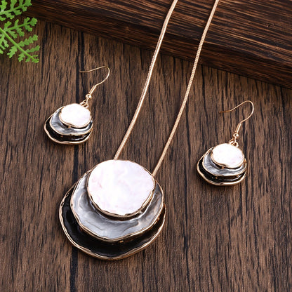 Vedae™ Aretes Elegantes de Flor con Acabado Dorado y Perla