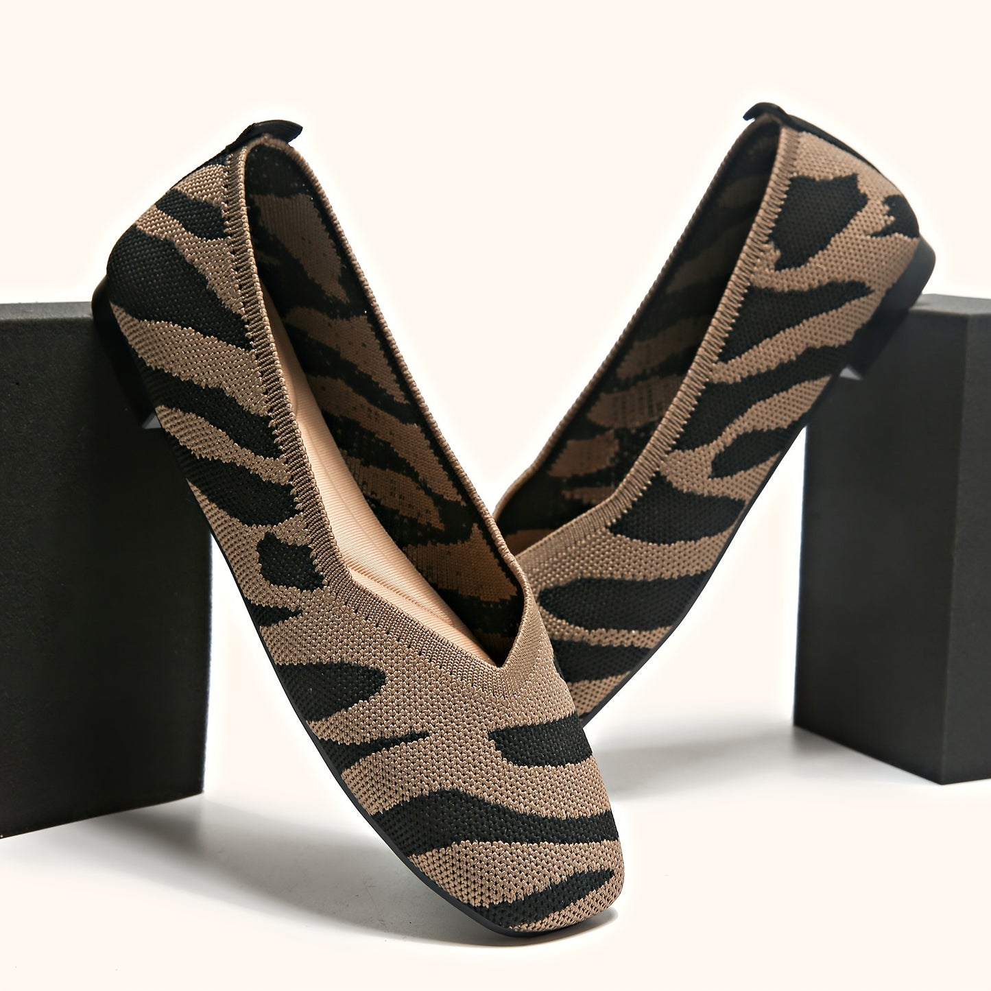 Ivara™ Flats Elegantes con Estampado Zebra y Punta Cuadrada