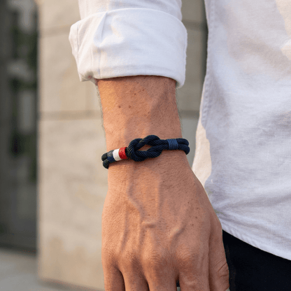 Porter™ Pulsera de Cordón con Nudo y Detalle de Bandera Francesa Ajustable