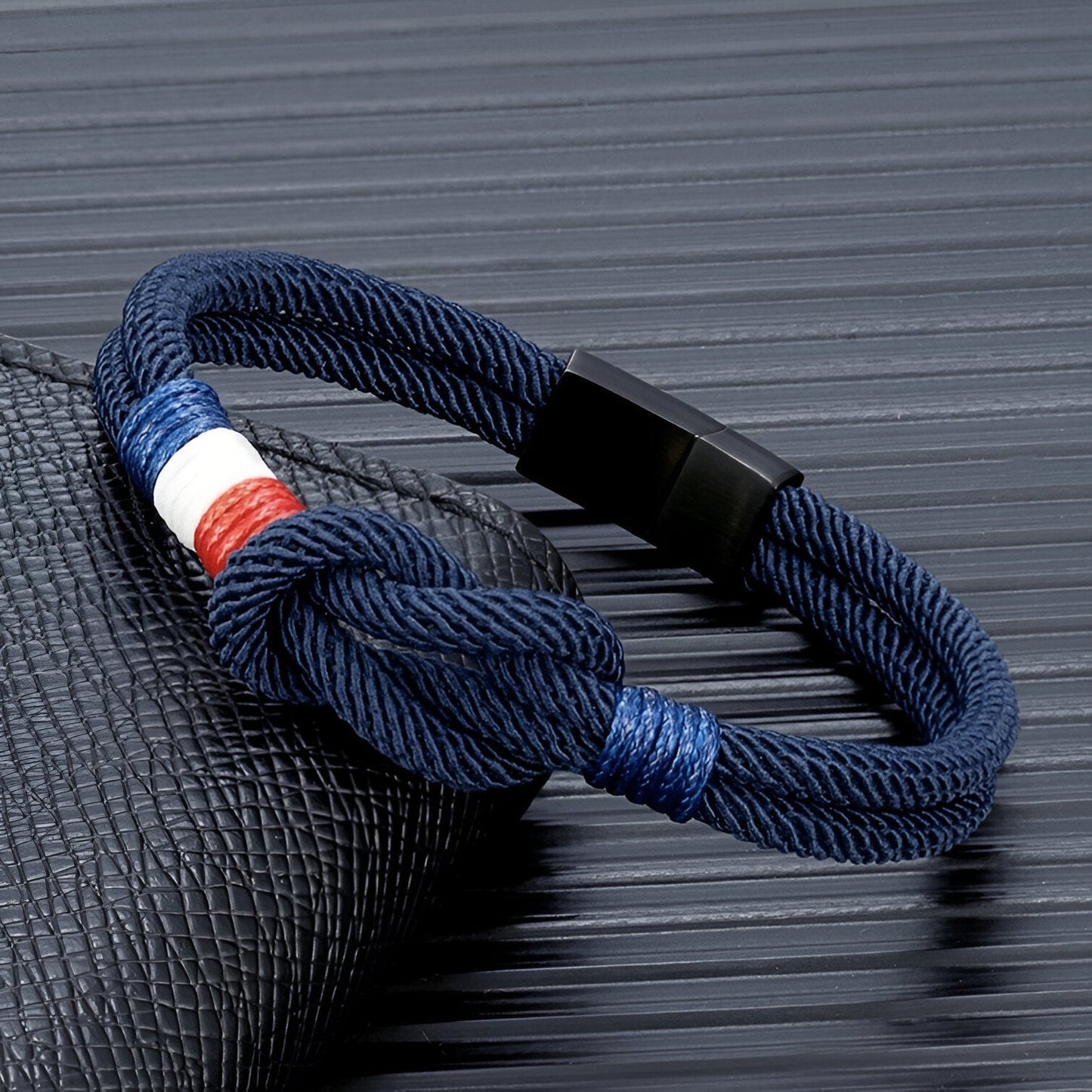 Porter™ Pulsera de Cordón con Nudo y Detalle de Bandera Francesa Ajustable