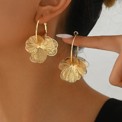Selah™ Aretes Dorados de Doble Aro con Diseño Moderno
