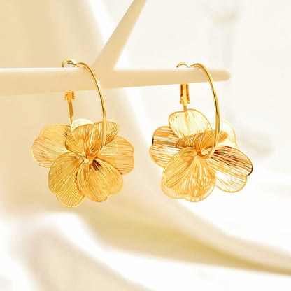 Selah™ Aretes Dorados de Doble Aro con Diseño Moderno