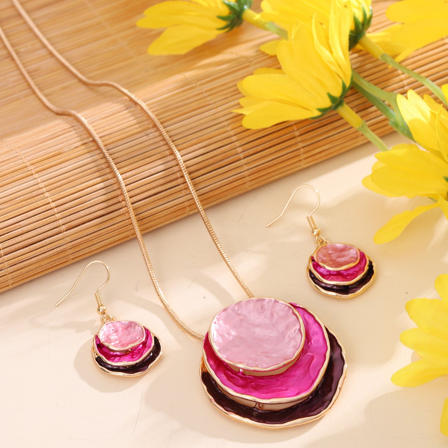 Vedae™ Aretes Elegantes de Flor con Acabado Dorado y Perla