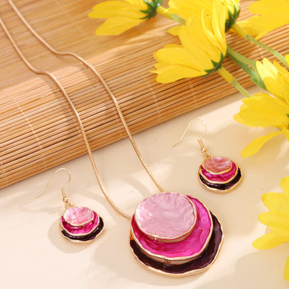 Vedae™ Aretes Elegantes de Flor con Acabado Dorado y Perla