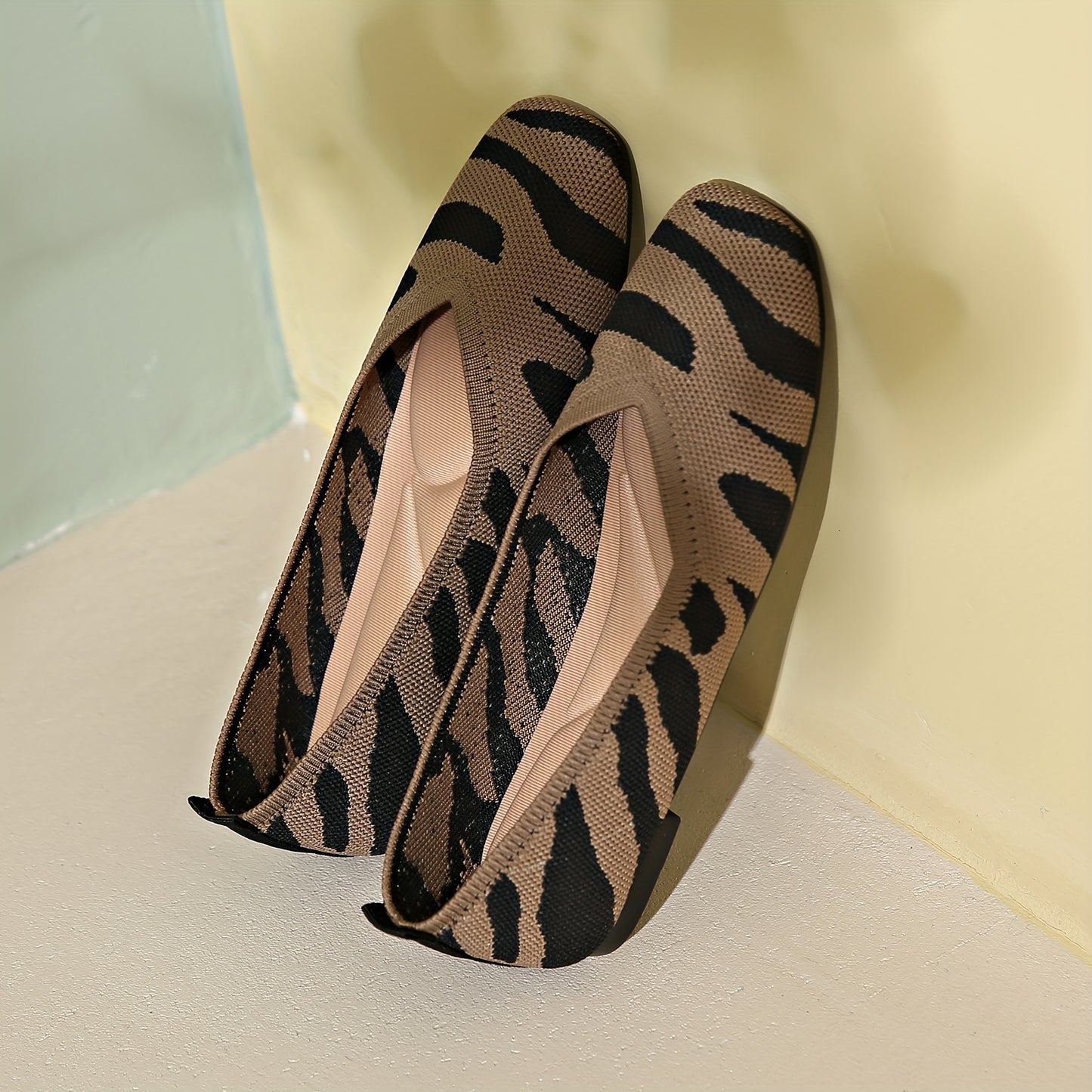 Ivara™ Flats Elegantes con Estampado Zebra y Punta Cuadrada