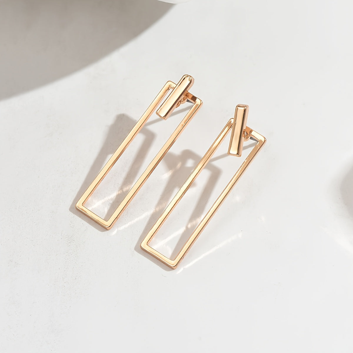 Quinleyra™ Aretes Geométricos Largos con Acabado Metálico Elegante