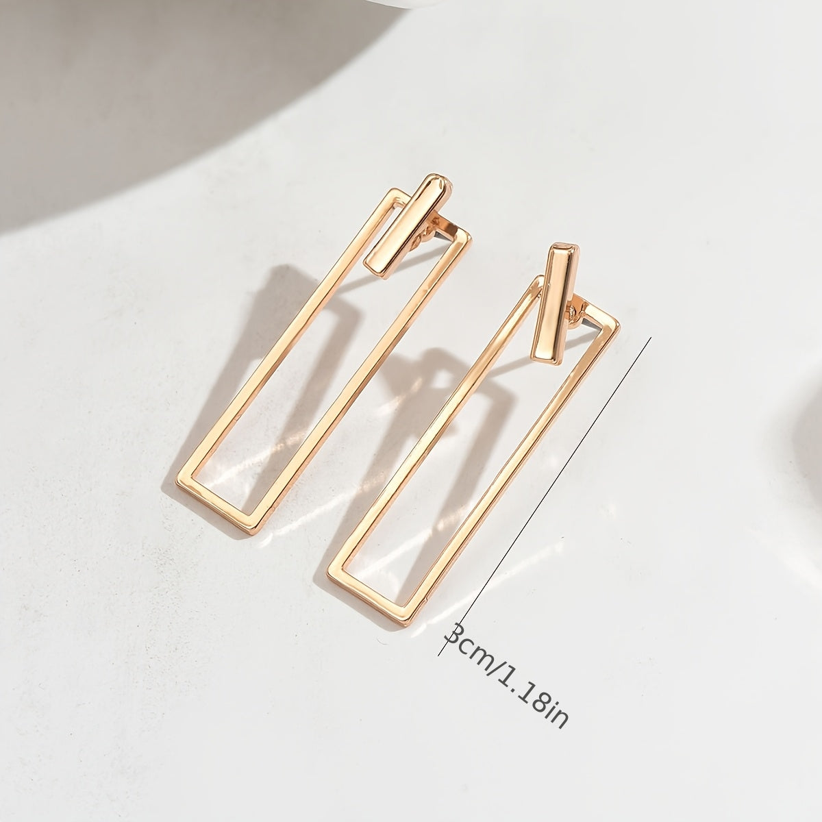 Quinleyra™ Aretes Geométricos Largos con Acabado Metálico Elegante