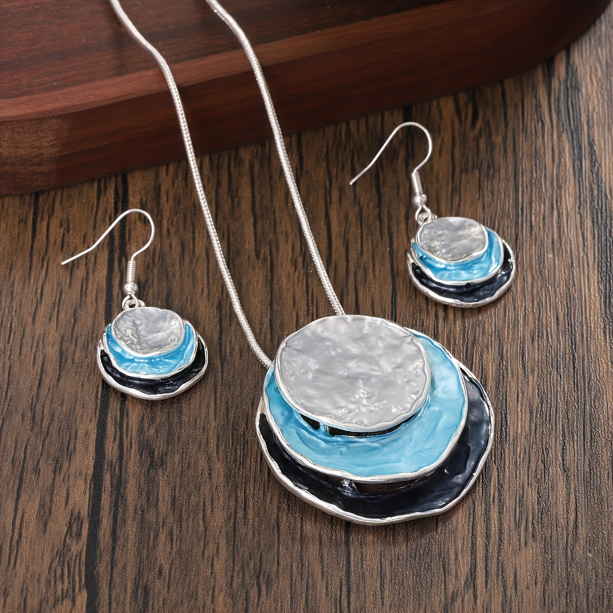 Vedae™ Aretes Elegantes de Flor con Acabado Dorado y Perla