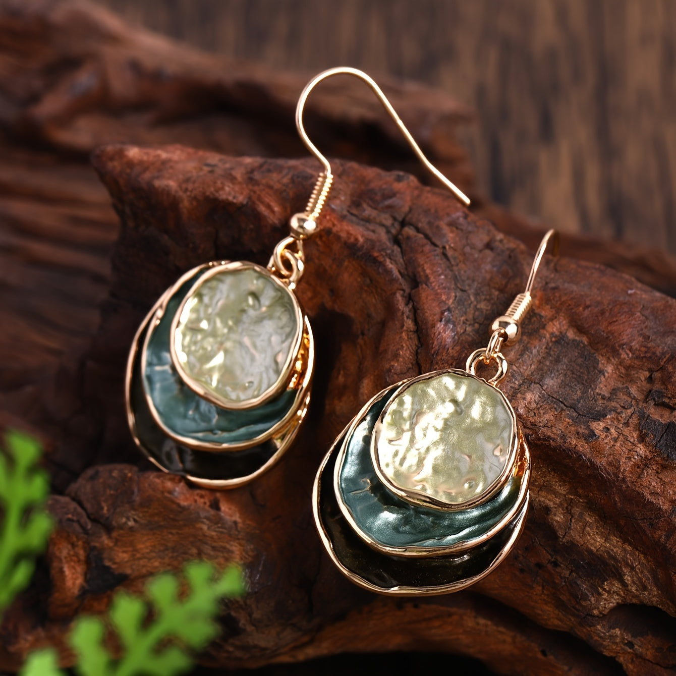 Vedae™ Aretes Elegantes de Flor con Acabado Dorado y Perla