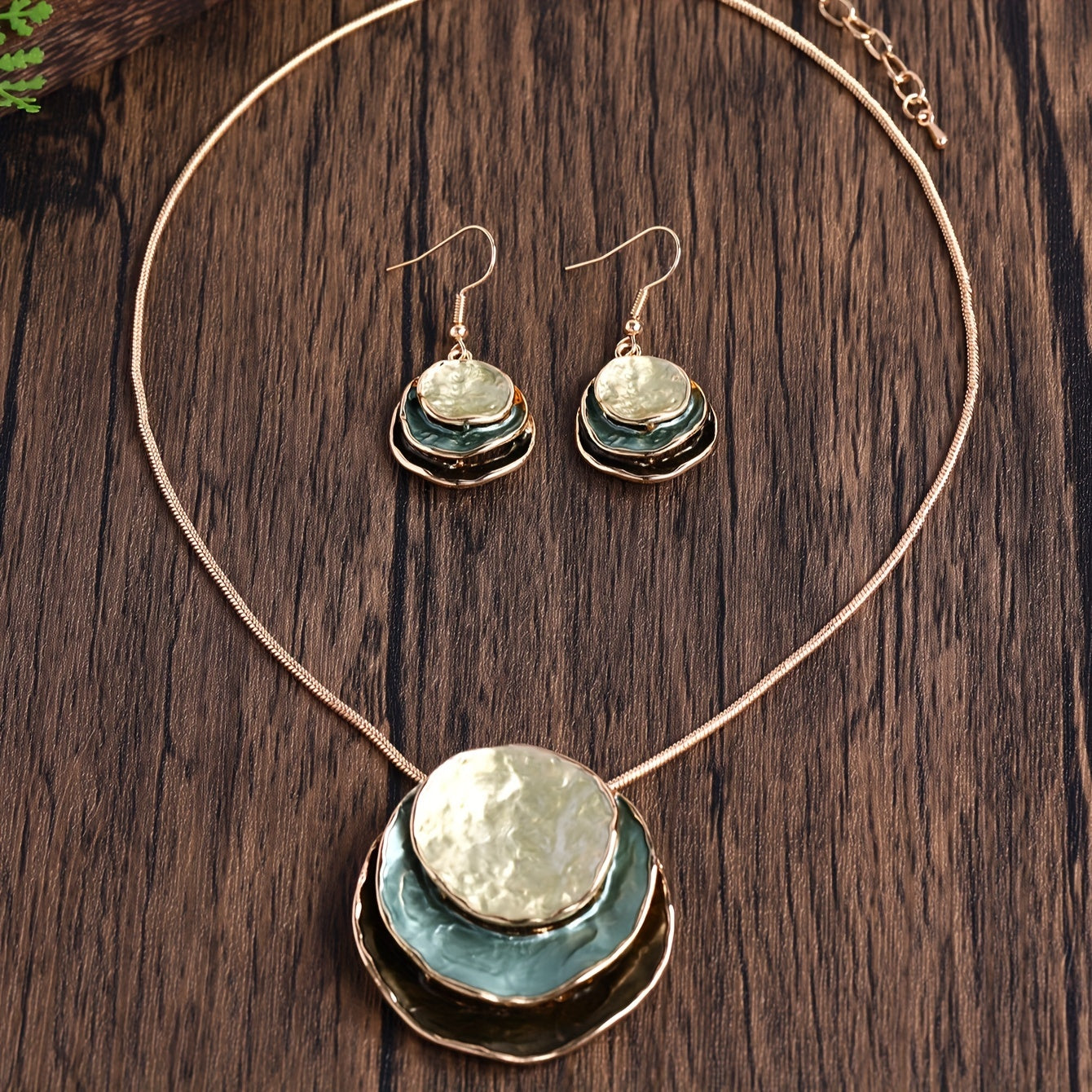 Vedae™ Aretes Elegantes de Flor con Acabado Dorado y Perla
