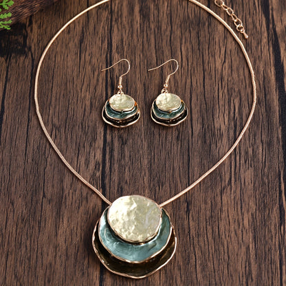 Vedae™ Aretes Elegantes de Flor con Acabado Dorado y Perla