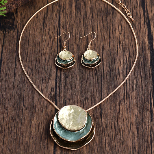 Vedae | Aretes Elegantes de Flor con Acabado Dorado y Perla